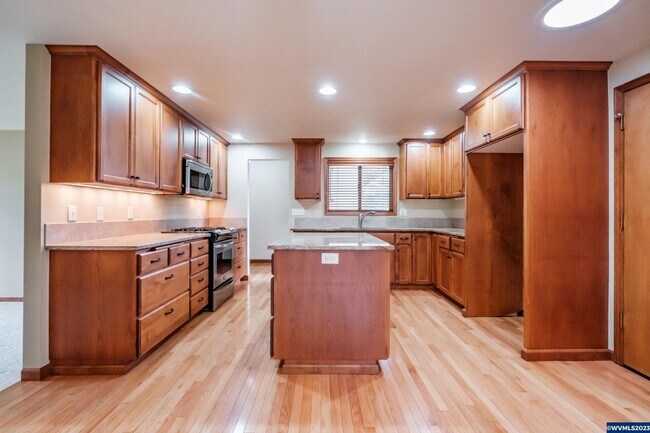 Foto del edificio - Rare FOUR Bedroom Keizer Home on 1/4 Acre ...