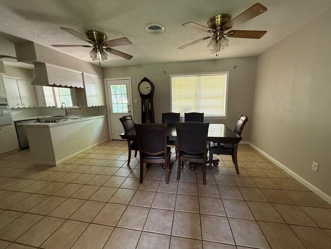 Foto del edificio - 5606 Dahlia Ln