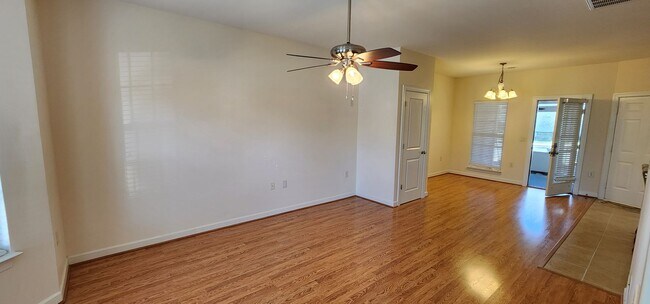 Building Photo - Townhome convenient to Hanes Mall Blvd and...
