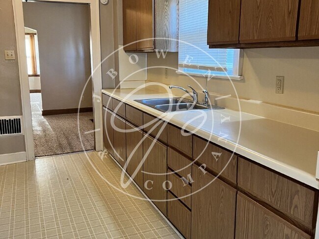Building Photo - Spacious West Toledo lower 2 bedroom duplex