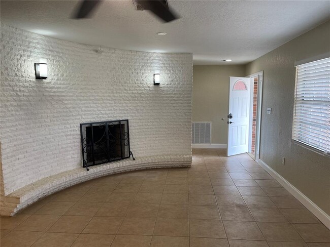 Building Photo - 26720 Hickory Loop