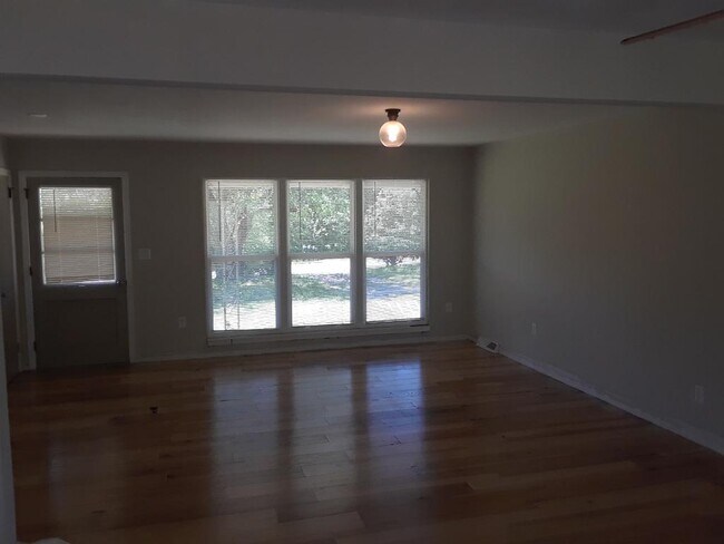 Building Photo - 830 Trotter Rd