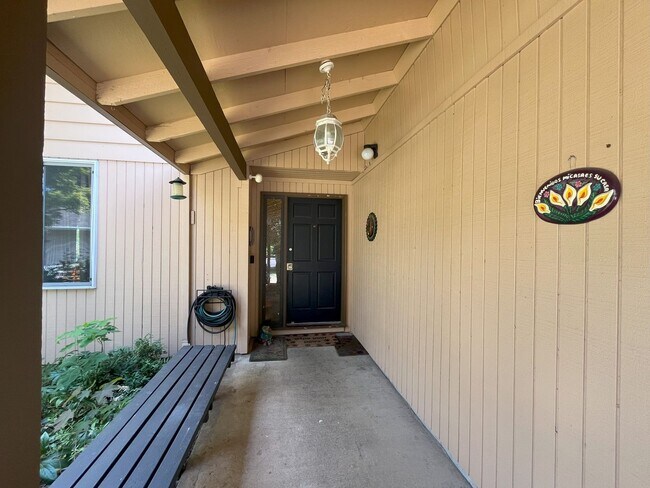 Foto del edificio - Charming 3-Bedroom Home in Cul-de-Sac with...