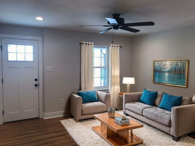 Foto del edificio - Beautifully renovated townhome in West Che...