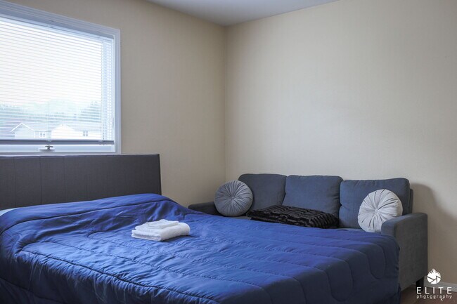 Main bedroom - 5741 Rocky Mountain Ct