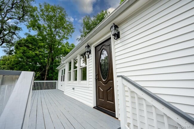 Foto del edificio - 745 Peekskill Hollow Rd