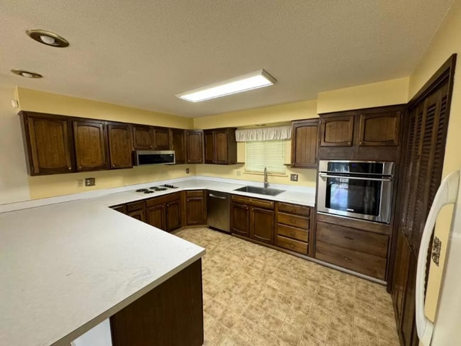 Building Photo - 61 Herlou Dr