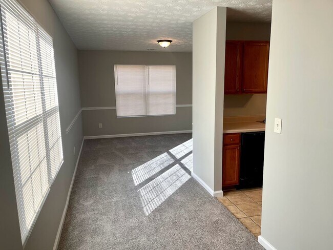Foto del edificio - Spacious 4 bedroom, 3 bathroom home in Con...