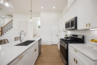 Building Photo - 835 Rachel St