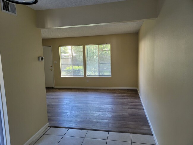 Foto del edificio - CONDO FOR RENT!