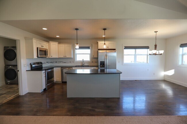 Building Photo - 1327 Silverton Dr