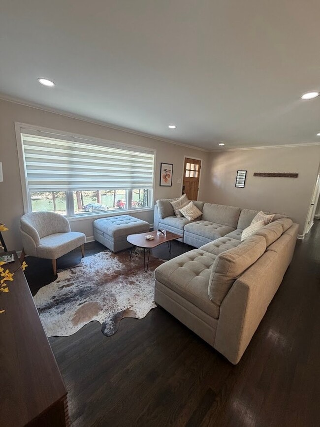 Foto del edificio - 3737 Lakeshore Dr