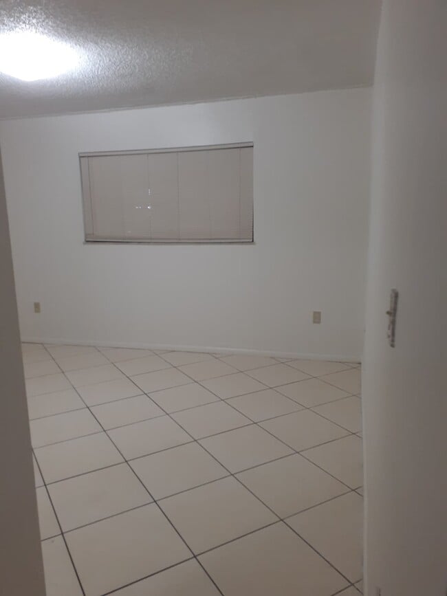 Master bedroom - 1331 W 51st Pl