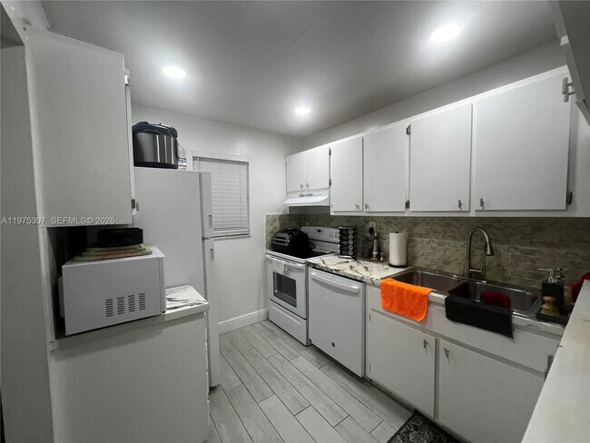 Foto del edificio - 7610 Stirling Rd