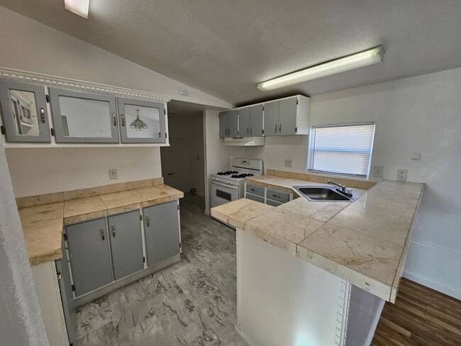 Building Photo - 3 Bedroom Manufactured Home in Bullhead City