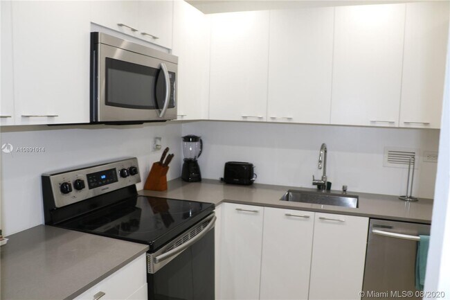 Building Photo - 2301 Collins Ave