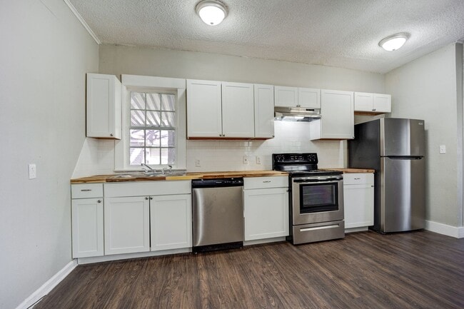 Building Photo - Freshly Updated 3 Bedroom Home