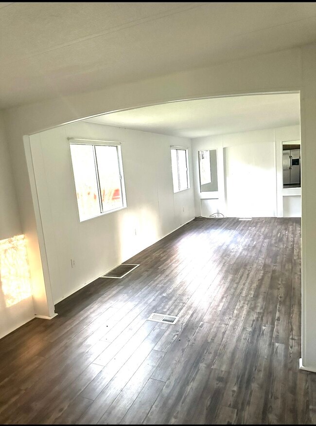 Building Photo - 933 S Pine Lake Rd