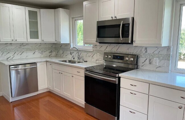 Foto del edificio - Spacious 4 bd 2.5 ba Beacon Hill Home with Private Yard