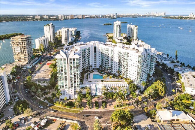Foto del edificio - 7910 Harbor Island Dr