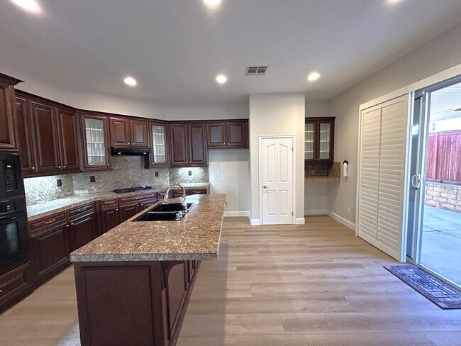 Building Photo - Via Mazatlan  Corona, 92882  (3 bed, 3 bath)