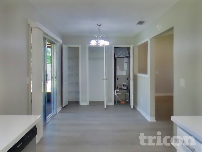 Building Photo - 1715 Farm Way