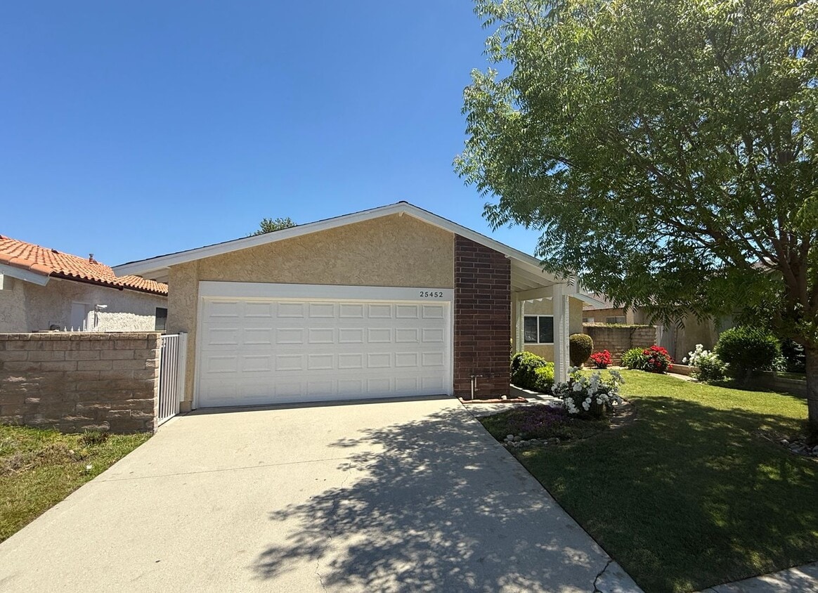 Foto principal - COMING SOON! 3 Bedroom Home For Rent In Th...