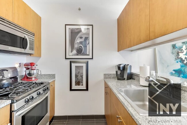 Building Photo - 451 W 37th St