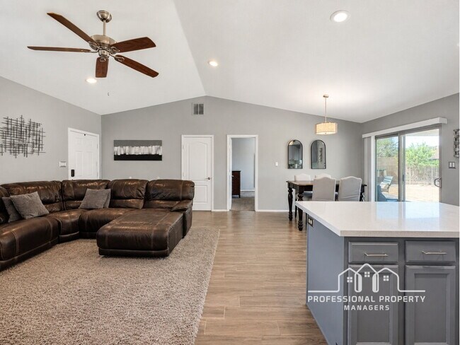 Building Photo - For Rent: 3-bedroom, 2-bathroom home in Mesa Del Sol