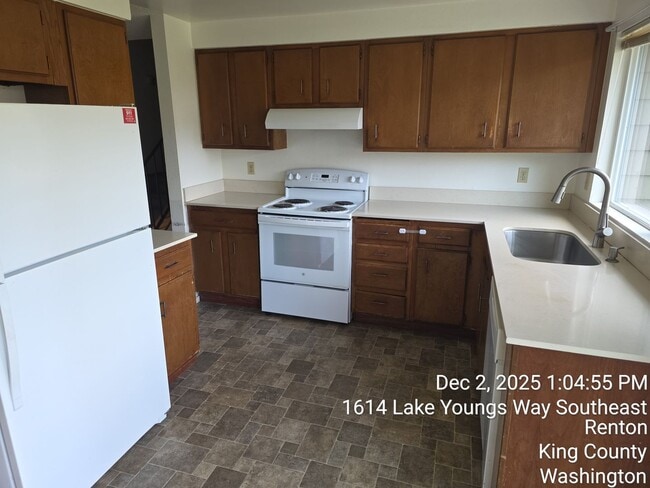 Foto del edificio - Renton Lake Youngs area - 3 bedroom tri-level home with 2.5 bathrooms and 2 car garage - Avail. N...