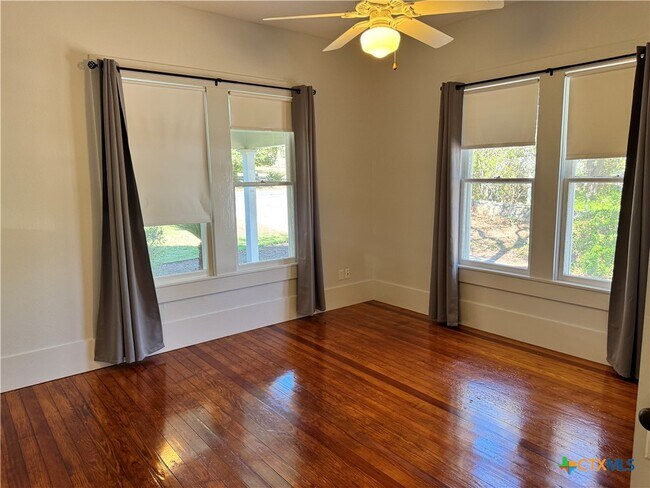 Foto del edificio - 713 Burleson St