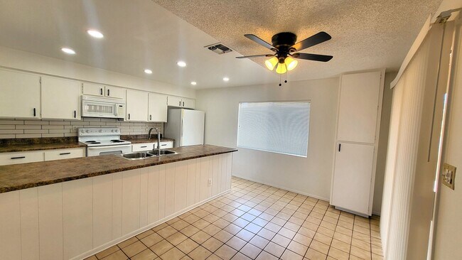 Foto del edificio - AFFORDABLE SENIOR HOME IN AHWATUKEE!