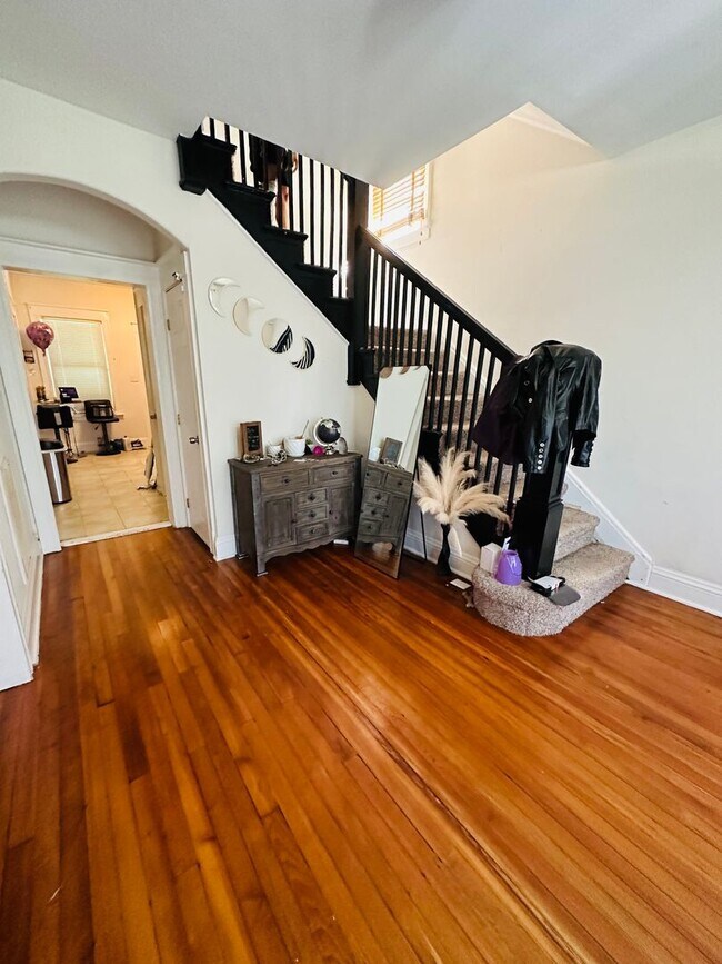 Foto del edificio - Beautifully Renovated 3bdrm/2.5bth Home Located in Richmond's North-side w/Balcony!