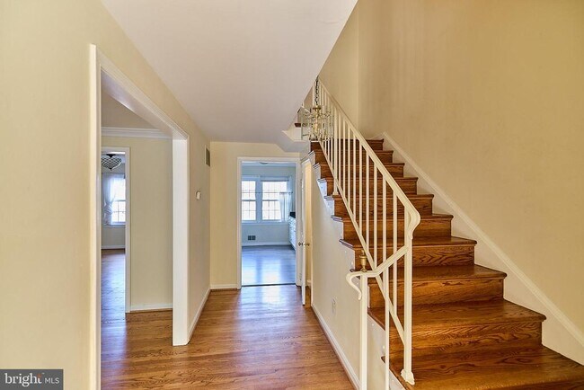 Foto del edificio - 2423 Falls Pl Ct