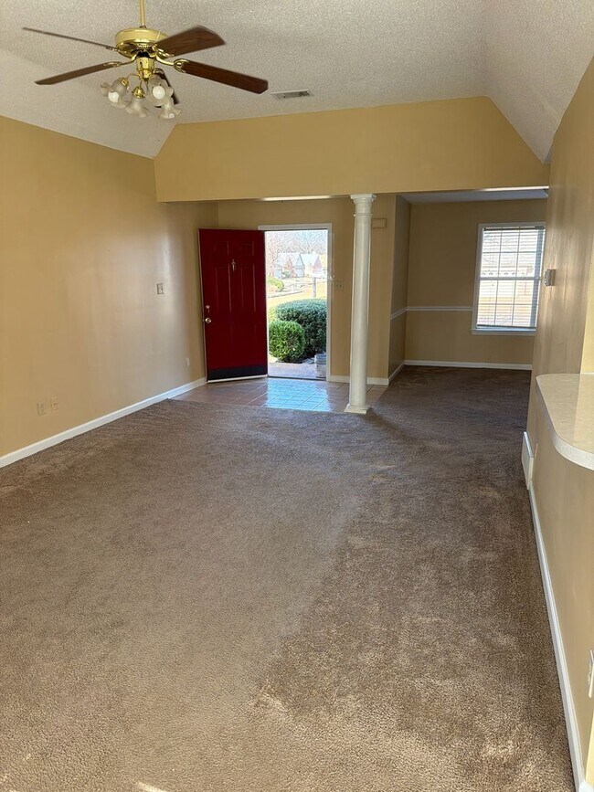 Foto del edificio - 4 Success Realty now offering this beautiful 3 bedrooms 2.5 bath