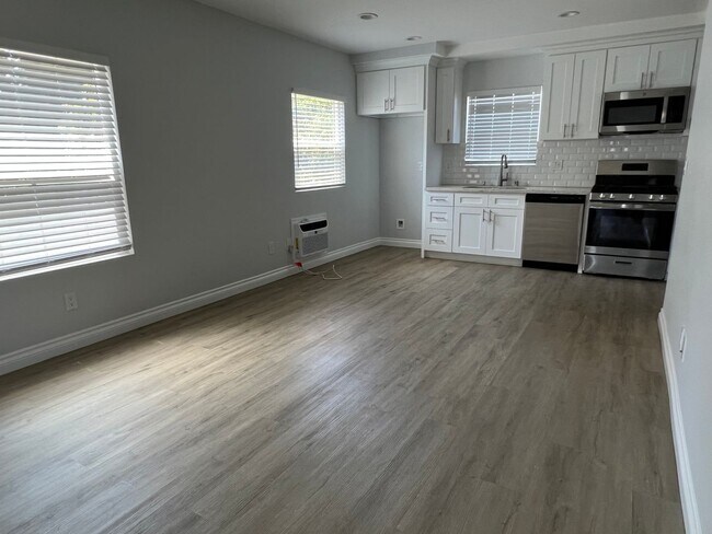 Building Photo - Recently remodeled little house in Camarillo