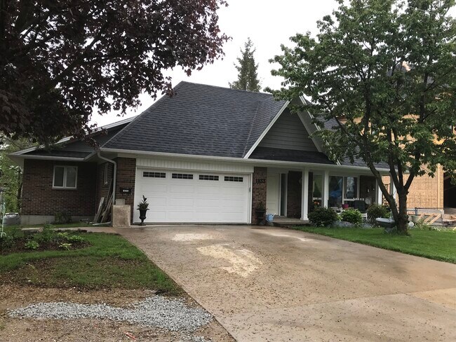 Building Photo - 1833 Spruce Hill Rd