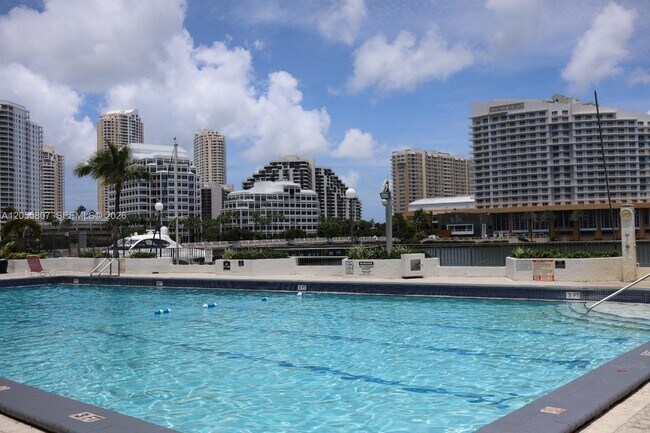 Foto del edificio - 905 Brickell Bay Dr