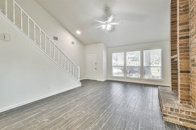 Foto del edificio - 5222 Creek Shadows Dr