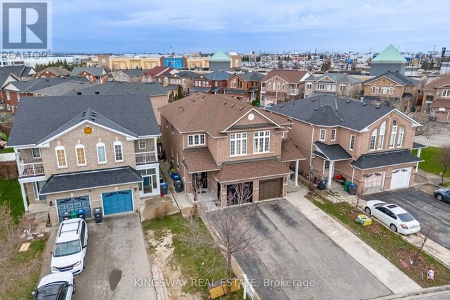 Building Photo - 803 Khan Crescent