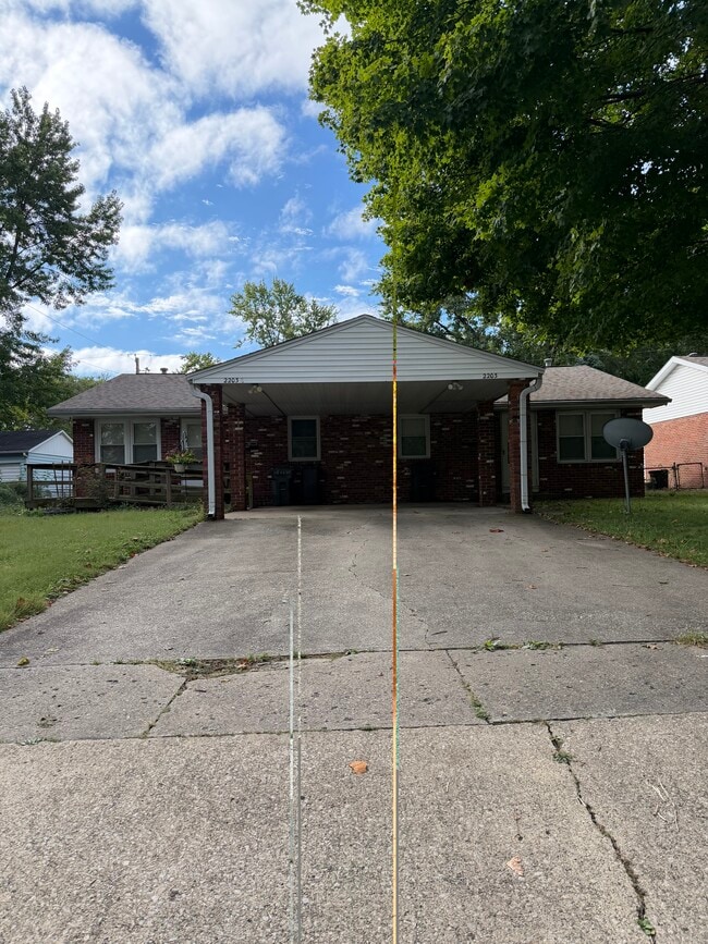 Building Photo - 2203 1/2 Lantern Hill Dr