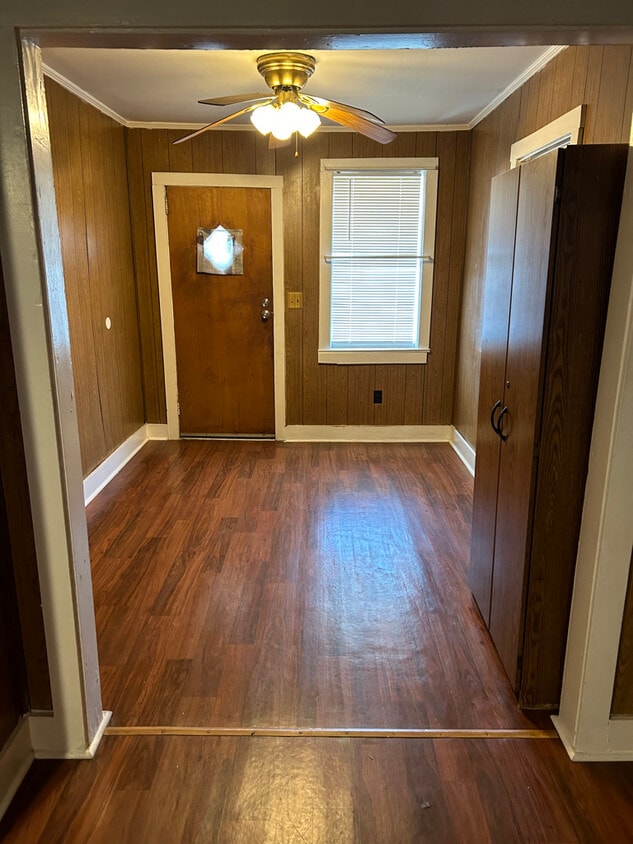 Sitting viewed from kitchen - 131 N Pike W