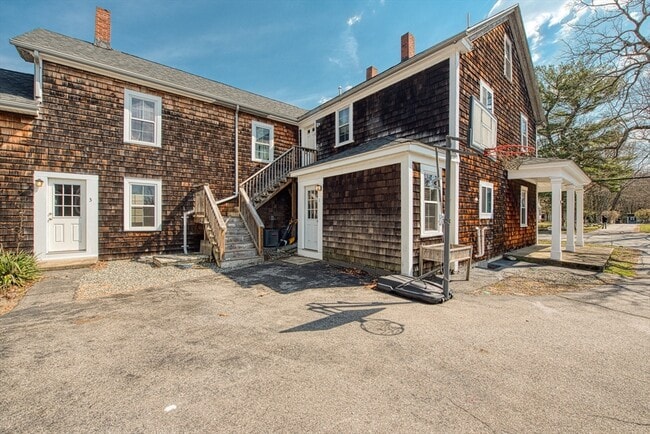 Building Photo - 970 N Main St