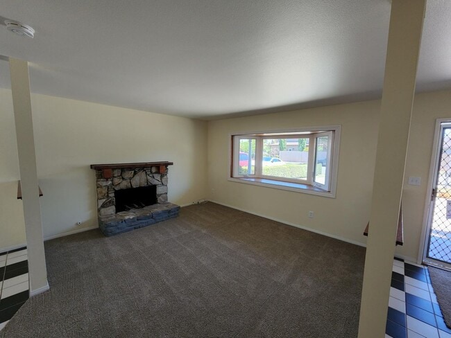 Building Photo - 3 Bedroom 2 Bath Home,