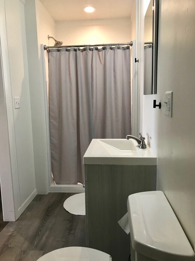 Baño con ducha completa - 800 Hawkins St