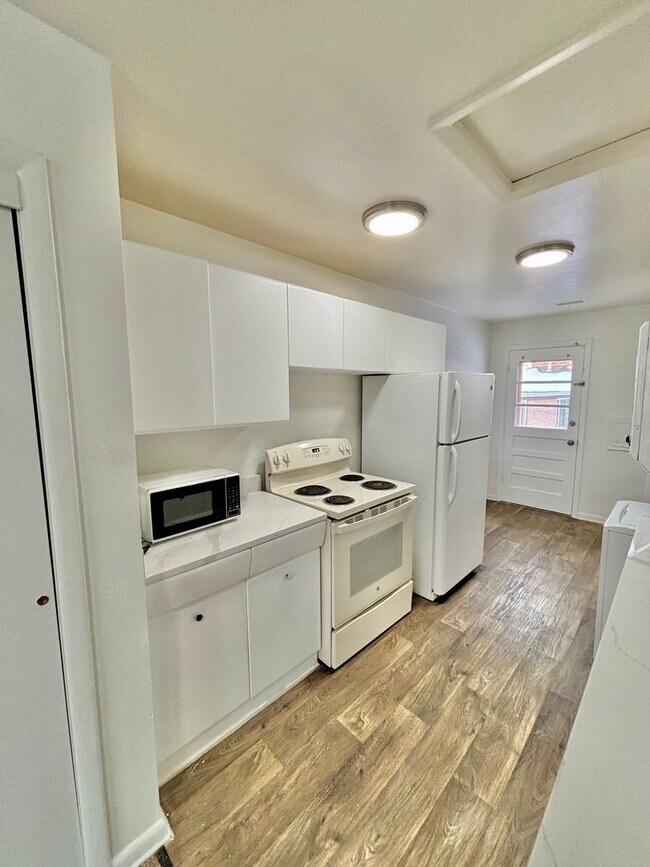 Foto del edificio - $500 off First Months rent!! Available Now! Sunlit, Bright & Inviting University District Bungalow!!