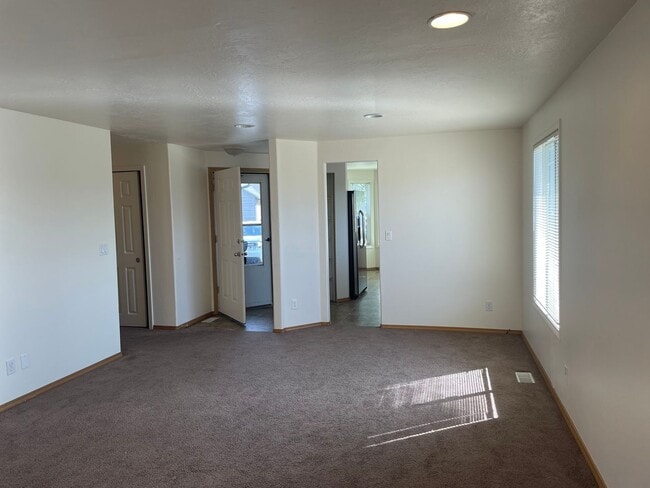 Building Photo - 3 bed home In South Salem