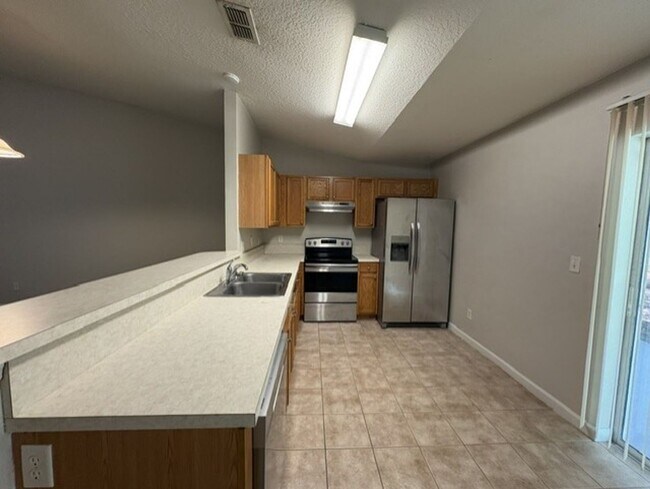 Foto del edificio - 60b Plainview Dr