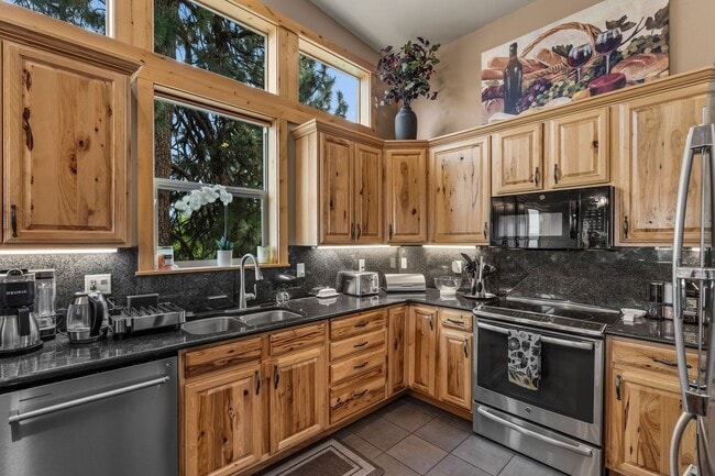 Building Photo - 3 Bed 2.5 bath plus Office/den-Townhome-Ri...