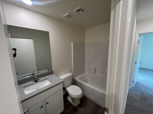 Foto del edificio - 1713 Luna Clf Ave